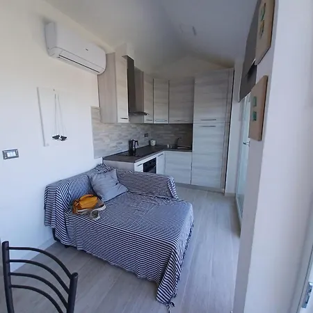 Paolo Attico Loft Matrimoniale Piu Singolo Diviso Da Armadi,piu Divano Letto Singolo *