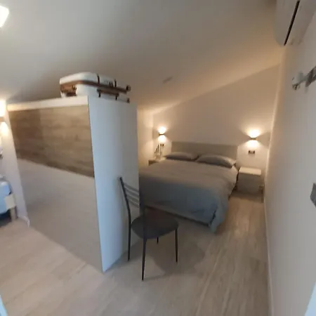 Paolo Attico Loft Matrimoniale Piu Singolo Diviso Da Armadi,piu Divano Letto Singolo Lejlighed Loano