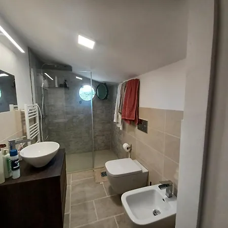 Lejlighed Paolo Attico Loft Matrimoniale Piu Singolo Diviso Da Armadi,piu Divano Letto Singolo