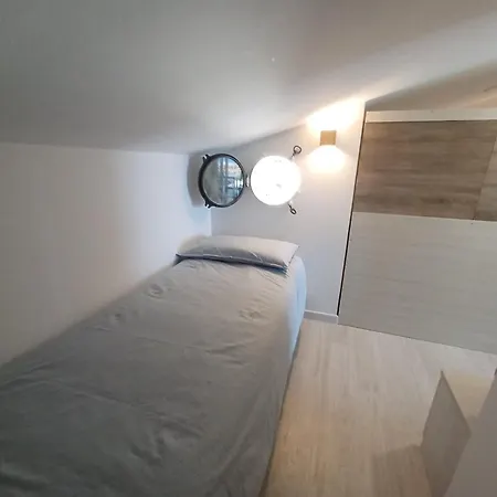 Paolo Attico Loft Matrimoniale Piu Singolo Diviso Da Armadi,piu Divano Letto Singolo Lejlighed Loano