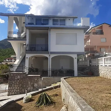Lejlighed Paolo Attico Loft Matrimoniale Piu Singolo Diviso Da Armadi,piu Divano Letto Singolo *