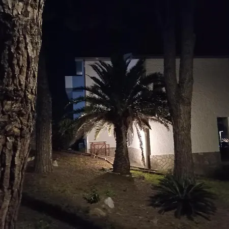 Paolo Attico Loft Matrimoniale Piu Singolo Diviso Da Armadi,piu Divano Letto Singolo Lejlighed Loano