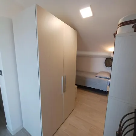 Paolo Attico Loft Matrimoniale Piu Singolo Diviso Da Armadi,piu Divano Letto Singolo