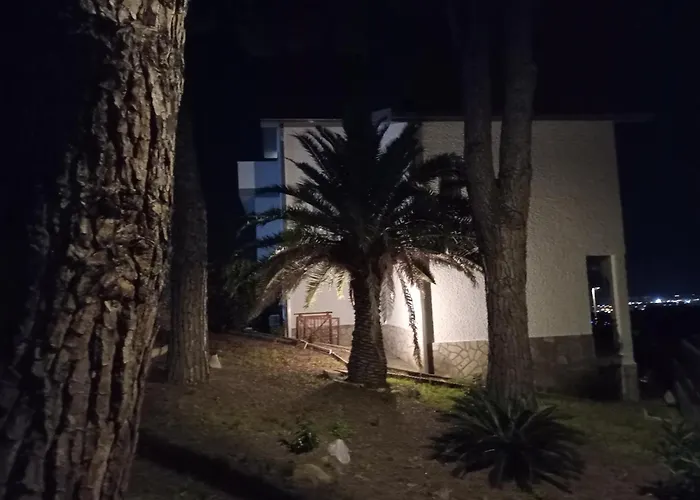 Paolo Attico Loft Matrimoniale Piu Singolo Diviso Da Armadi,piu Divano Letto Singolo Daire Loano