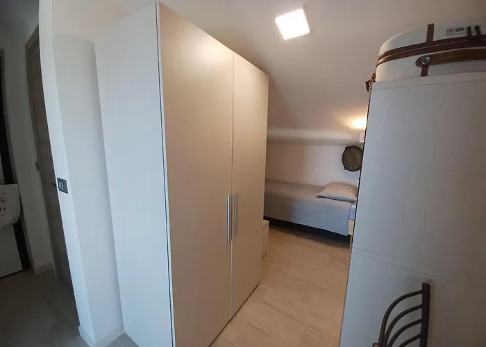 Paolo Attico Loft Matrimoniale Piu Singolo Diviso Da Armadi,piu Divano Letto Singolo