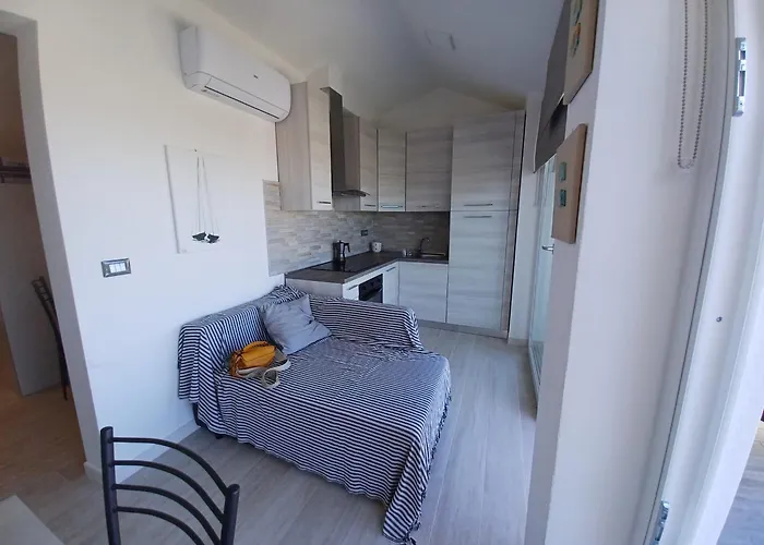 Paolo Attico Loft Matrimoniale Piu Singolo Diviso Da Armadi,piu Divano Letto Singolo *