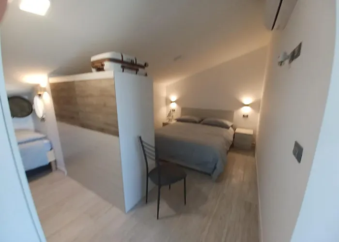 Paolo Attico Loft Matrimoniale Piu Singolo Diviso Da Armadi,piu Divano Letto Singolo Appartement Loano