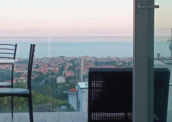 Paolo Attico Loft Matrimoniale Piu Singolo Diviso Da Armadi,piu Divano Letto Singolo * Loano