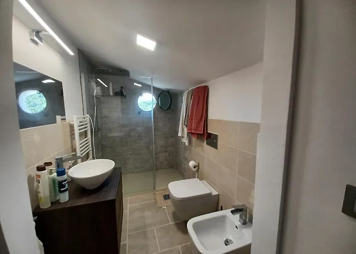 Appartement Paolo Attico Loft Matrimoniale Piu Singolo Diviso Da Armadi,piu Divano Letto Singolo