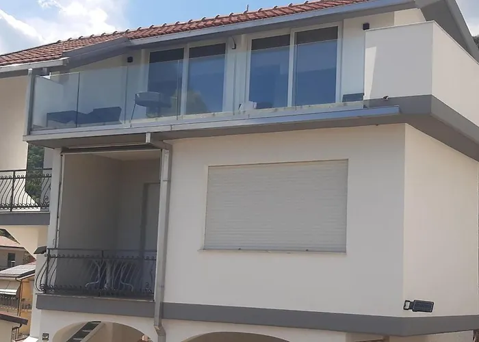 Appartement Paolo Attico Loft Matrimoniale Piu Singolo Diviso Da Armadi,piu Divano Letto Singolo Loano