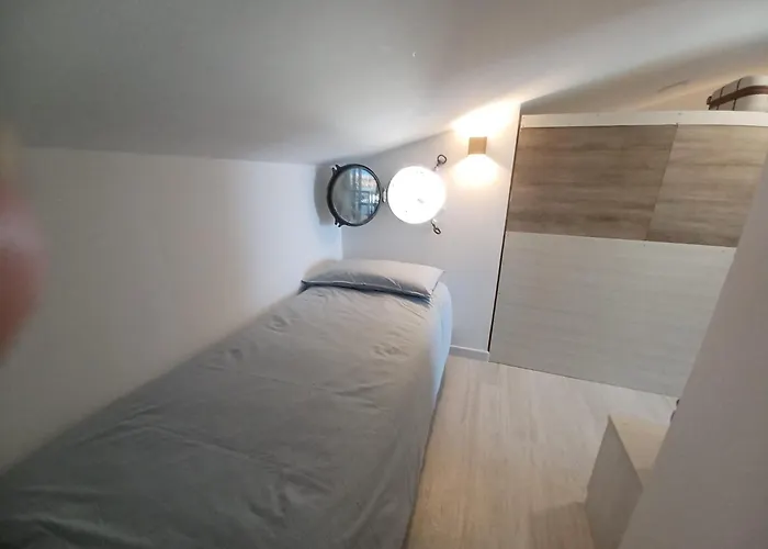Paolo Attico Loft Matrimoniale Piu Singolo Diviso Da Armadi,piu Divano Letto Singolo Appartement Loano